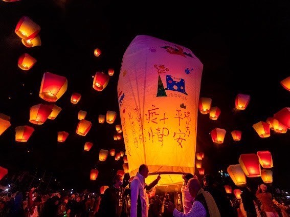 台湾留学生活｜平渓天灯祭り 、コロナ終息願う｜台湾受験ゼミナール沖縄校